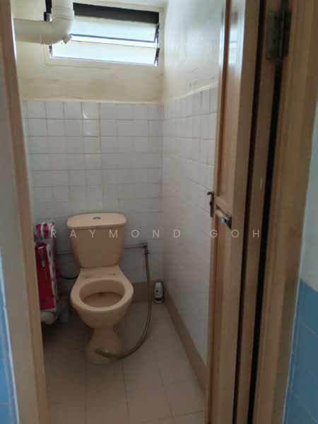 205 Toa Payoh North, 205 Toa Payoh North, 2 Bedrooms, 700 sqft, HDB Flat For Sale, by Raymond Goh, 500137993 - Bathroom - PropertyGuru.com.sg