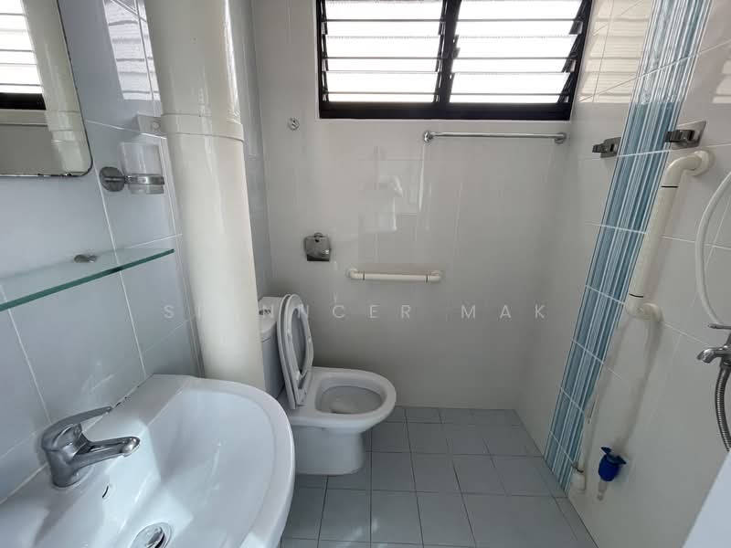 128 Bukit Batok West Avenue 6, 128 Bukit Batok West Avenue 6, 2 Bedrooms, 731 sqft, HDB Flat For Rent, by Spenncer Mak, 500138014 - Bathroom - PropertyGuru.com.sg