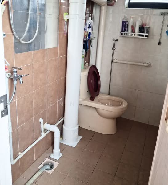 414 Bukit Batok West Avenue 4, 414 Bukit Batok West Avenue 4, 2 Bedrooms, 786 sqft, HDB Flat For Sale, by Jenny Lum, 500138017 - Bathroom - PropertyGuru.com.sg