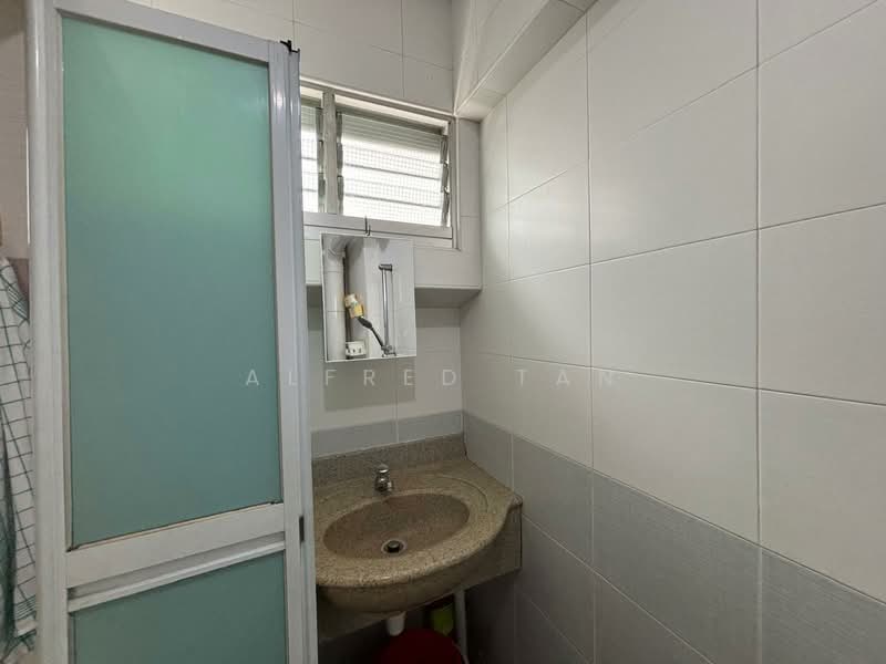 426 Choa Chu Kang Avenue 4, 426 Choa Chu Kang Avenue 4, Room Rental, 150 sqft, HDB Flat For Rent, by Alfred Tan, 500138035 - Bathroom - PropertyGuru.com.sg