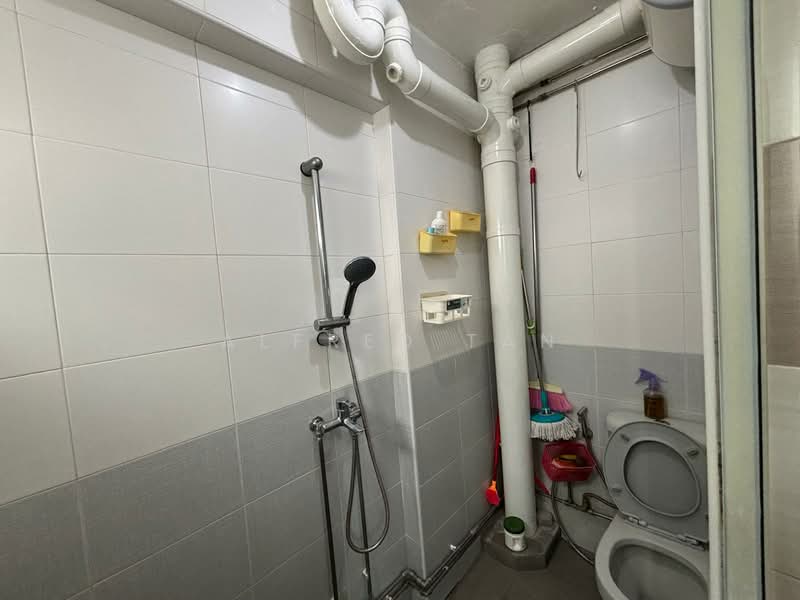 426 Choa Chu Kang Avenue 4, 426 Choa Chu Kang Avenue 4, Room Rental, 150 sqft, HDB Flat For Rent, by Alfred Tan, 500138035 - Bathroom - PropertyGuru.com.sg