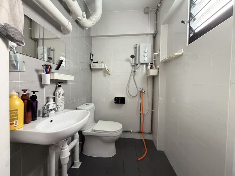 437 Jurong West Avenue 1, 437 Jurong West Avenue 1, 3 Bedrooms, 1,206 sqft, HDB Flat For Sale, by Angie Hong 方安琪, 500138046 - Bathroom - PropertyGuru.com.sg