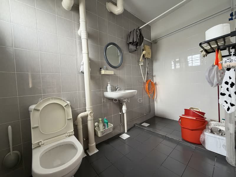 437 Jurong West Avenue 1, 437 Jurong West Avenue 1, 3 Bedrooms, 1,206 sqft, HDB Flat For Sale, by Angie Hong 方安琪, 500138046 - Bathroom - PropertyGuru.com.sg