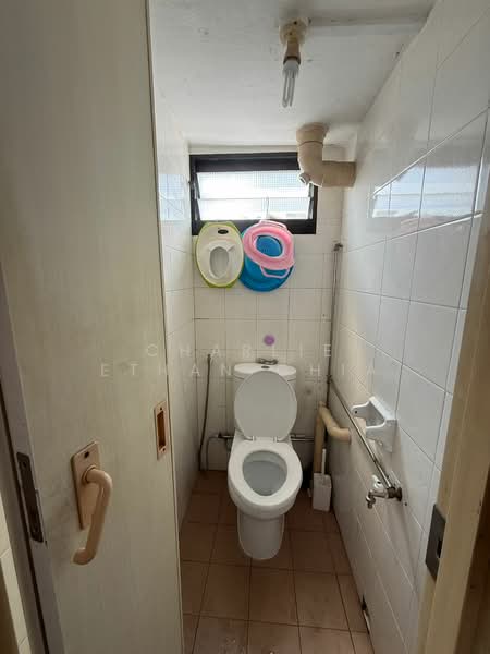 85C Lorong 4 Toa Payoh, 85C Lorong 4 Toa Payoh, 2 Bedrooms, 840 sqft, HDB Flat For Sale, by Charlie Ethan Chia, 500138076 - Bathroom - PropertyGuru.com.sg