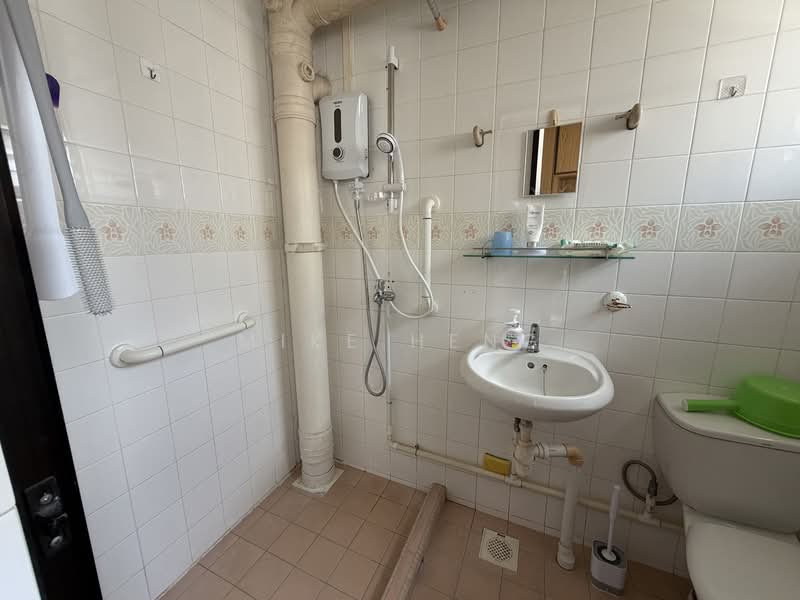 358 Tampines Street 33, 358 Tampines Street 33, Room Rental, 100 sqft, HDB Flat For Rent, by Mike Heng, 500138145 - Bathroom - PropertyGuru.com.sg