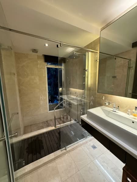 The Greenwood, 205 Greenwood Avenue, 5 Bedrooms, 3,025 sqft, Cluster House For Rent, by Hemlata Pathela, 500138155 - Bathroom - PropertyGuru.com.sg