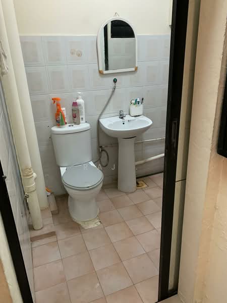 224 Tampines Street 23, 224 Tampines Street 23, 2 Bedrooms, 735 sqft, HDB Flat For Rent, by Raj ., 500138199 - Bathroom - PropertyGuru.com.sg