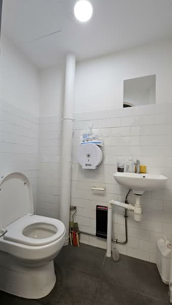 Bussorah Street, Bussorah Street, 1,300 sqft, Shop / Shophouse For Rent, by Stanley Wee, 500138223 - Bathroom - CommercialGuru.com.sg