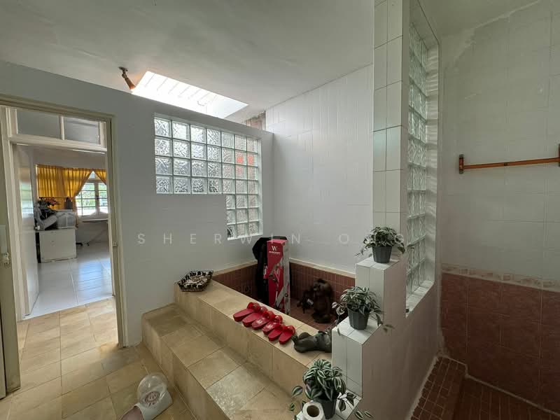 Sunset Way, Sunset Way, 5 Bedrooms, 3,500 sqft, Corner Terrace For Sale, by Sherwin Ong, 500138225 - Bathroom - PropertyGuru.com.sg