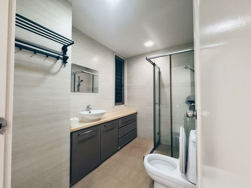 Parc Vista, 454 Corporation Road, 4 Bedrooms, 1,119 sqft, Condominium For Rent, by Alex Lim, 500138232 - Bathroom - PropertyGuru.com.sg