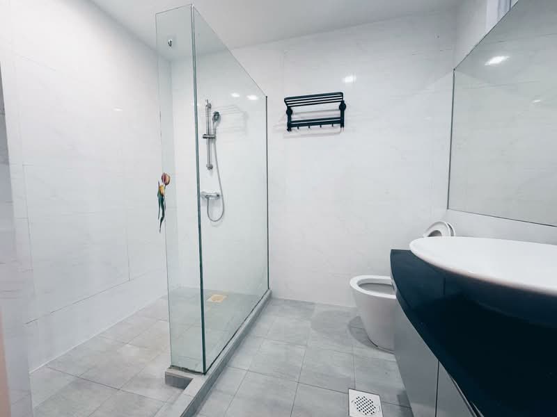 Parc Vista, 454 Corporation Road, 4 Bedrooms, 1,119 sqft, Condominium For Rent, by Alex Lim, 500138232 - Bathroom - PropertyGuru.com.sg
