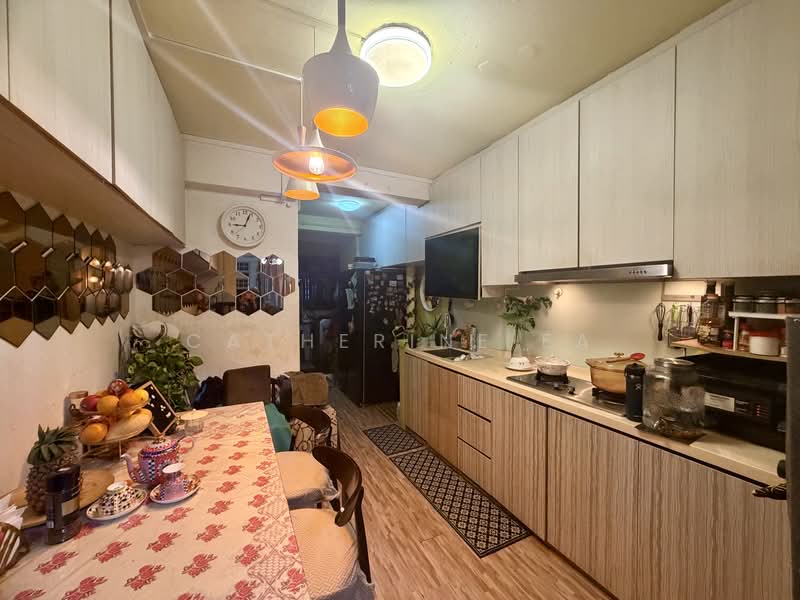 2 Beach Road, 2 Beach Road, 2 Bedrooms, 732 sqft, HDB Flat For Sale, by Catherine Ea, 500138250 - Kitchen - PropertyGuru.com.sg