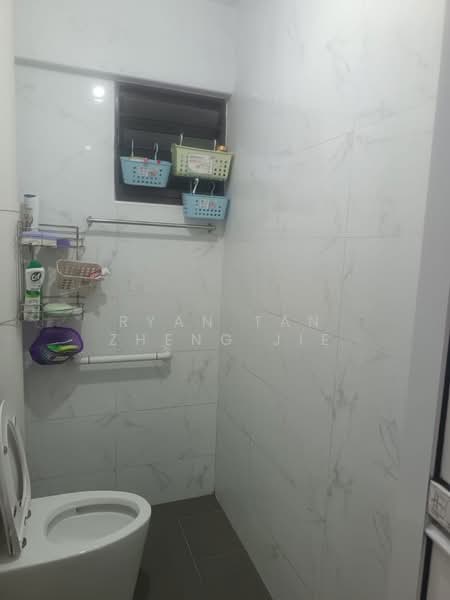 301 Ubi Avenue 1, 301 Ubi Avenue 1, 2 Bedrooms, 673 sqft, HDB Flat For Sale, by Ryan Tan Zheng Jie, 500138251 - Bathroom - PropertyGuru.com.sg