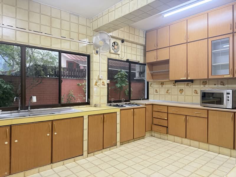 Freehold Large Bungalow at Orchard, , 6 Bedrooms, 7,000 sqft, Detached House For Sale, by Amber Li, 500138256 - Kitchen - PropertyGuru.com.sg