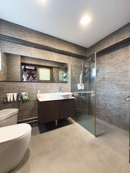 157 Pasir Ris Street 13, 157 Pasir Ris Street 13, 4 Bedrooms, 2,034 sqft, HDB Flat For Sale, by Santhi Yogesparan, 500138279 - Bathroom - PropertyGuru.com.sg