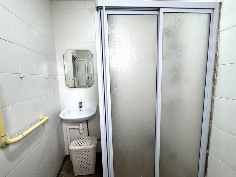 158 Woodlands Street 13, 158 Woodlands Street 13, 2 Bedrooms, 786 sqft, HDB Flat For Sale, by Siti Aisha Yassin, 500138291 - Bathroom - PropertyGuru.com.sg