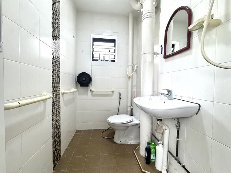 158 Woodlands Street 13, 158 Woodlands Street 13, 2 Bedrooms, 786 sqft, HDB Flat For Sale, by Siti Aisha Yassin, 500138291 - Bathroom - PropertyGuru.com.sg
