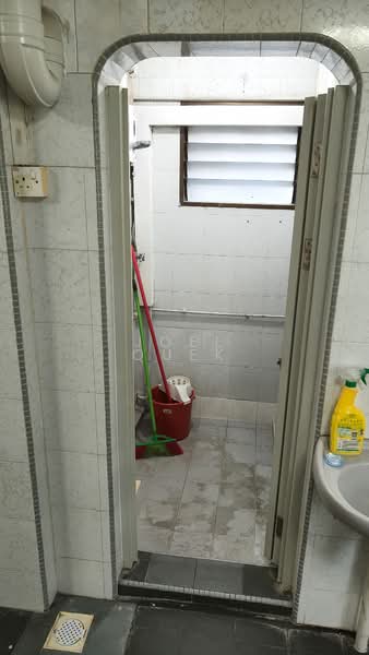168 Lorong 1 Toa Payoh, 168 Lorong 1 Toa Payoh, 2 Bedrooms, 700 sqft, HDB Flat For Sale, by Joel Quek, 500138301 - Bathroom - PropertyGuru.com.sg
