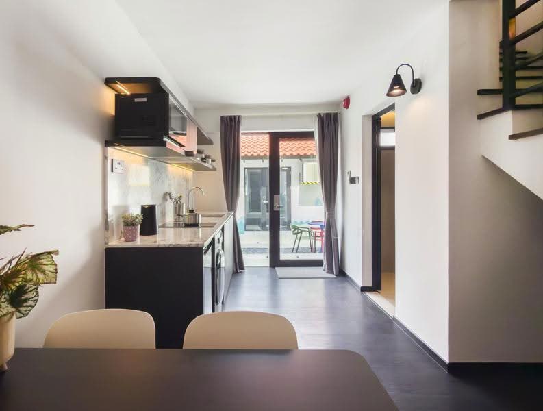 Coliwoo Resort Changi. Near to Changi Business Park, Changi Airport / Changi Village, 1 Bedroom, 400 sqft, Terraced House For Rent, by Coliwoo, 500138310 - Kitchen - PropertyGuru.com.sg