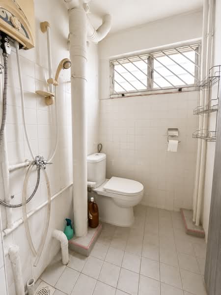 166 Woodlands Street 13, 166 Woodlands Street 13, 2 Bedrooms, 883 sqft, HDB Flat For Rent, by CY TAN, 500138351 - Bathroom - PropertyGuru.com.sg