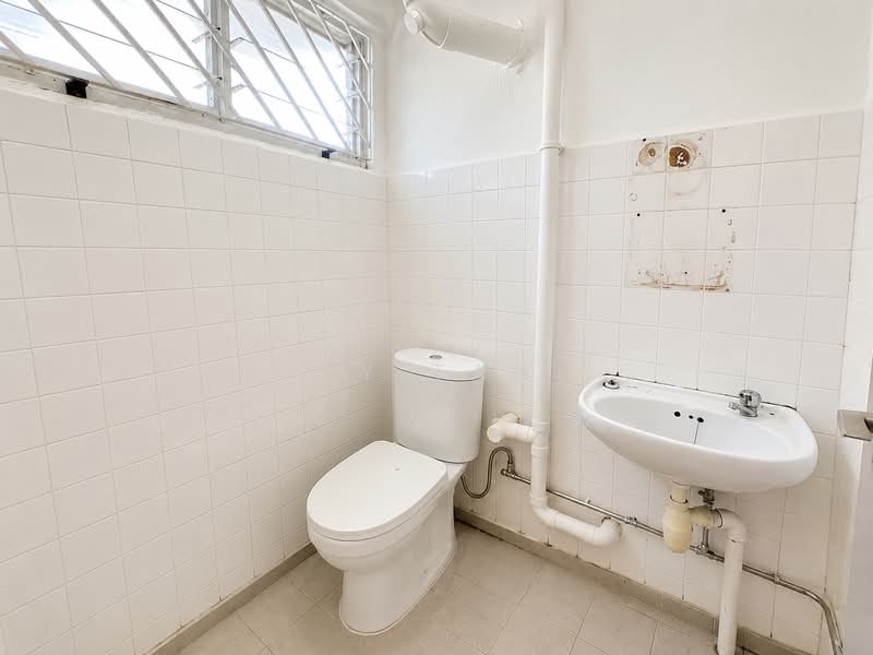 166 Woodlands Street 13, 166 Woodlands Street 13, 2 Bedrooms, 882 sqft, HDB Flat For Rent, by CY TAN, 500138351 - Bathroom - PropertyGuru.com.sg