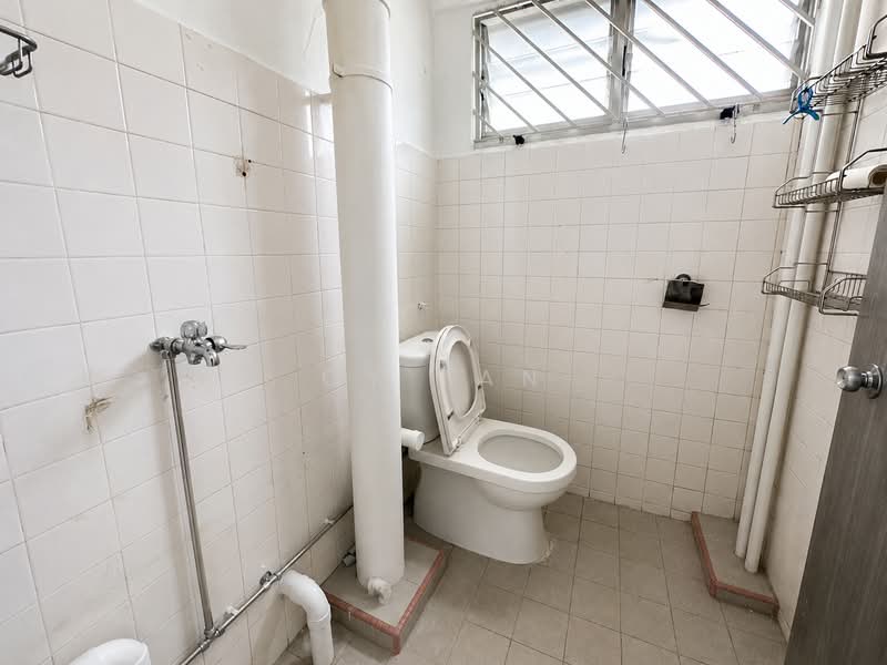 166 Woodlands Street 13, 166 Woodlands Street 13, 2 Bedrooms, 882 sqft, HDB Flat For Rent, by CY TAN, 500138351 - Bathroom - PropertyGuru.com.sg