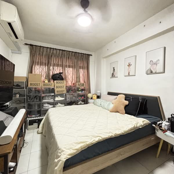 694 Jurong West Central 1, 694 Jurong West Central 1, 3 Bedrooms, 1,098 sqft, HDB Flat For Sale, by Lim Rong Jie, 500138409 - Bedroom - PropertyGuru.com.sg
