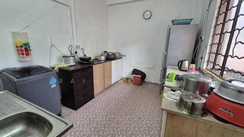Unit near Sembawang Shopping Centre, , 4 Bedrooms, 1,000 sqft, Shophouse For Rent, by Raymond Tay, 500138413 - Kitchen - PropertyGuru.com.sg