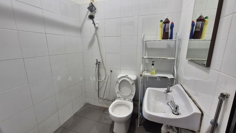 Unit near Sembawang Shopping Centre, , 4 Bedrooms, 1,000 sqft, Shophouse For Rent, by Raymond Tay, 500138413 - Bathroom - PropertyGuru.com.sg