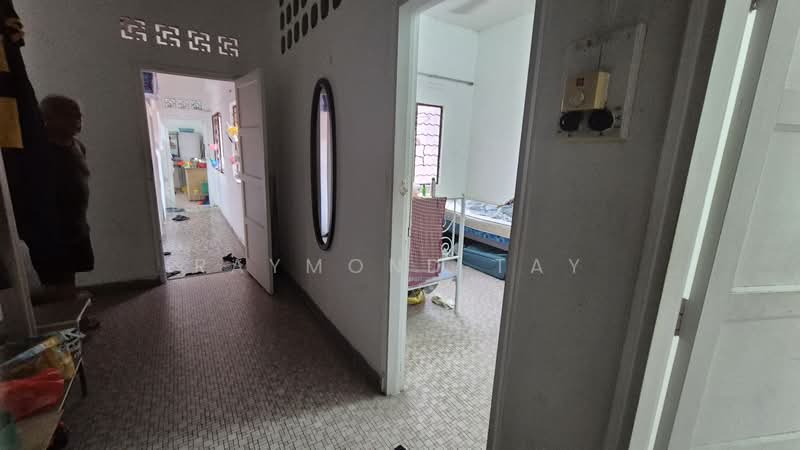 Unit near Sembawang Shopping Centre, , 4 Bedrooms, 1,000 sqft, Shophouse For Rent, by Raymond Tay, 500138413 - PropertyGuru.com.sg