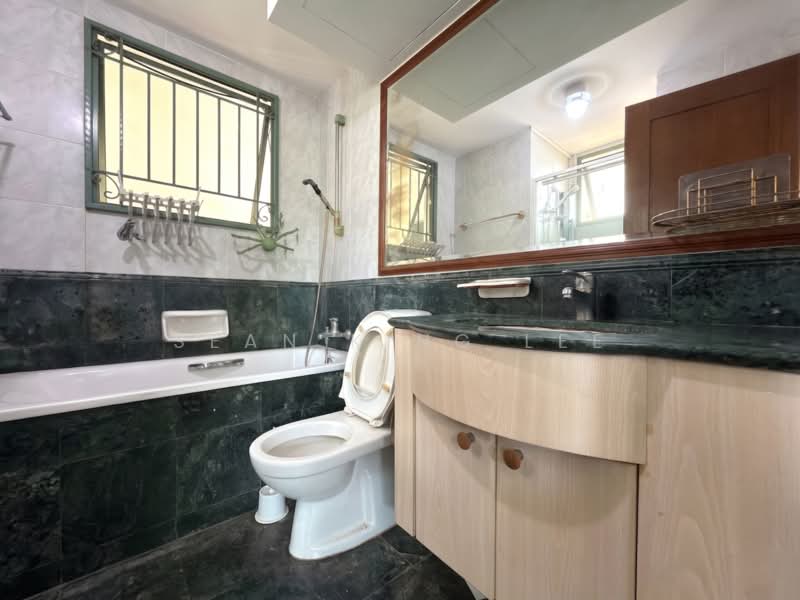 Palm Gardens, 2B Hong San Walk, 3 Bedrooms, 1,216 sqft, Condominium For Sale, by Sean King Lee, 500138545 - Bathroom - PropertyGuru.com.sg