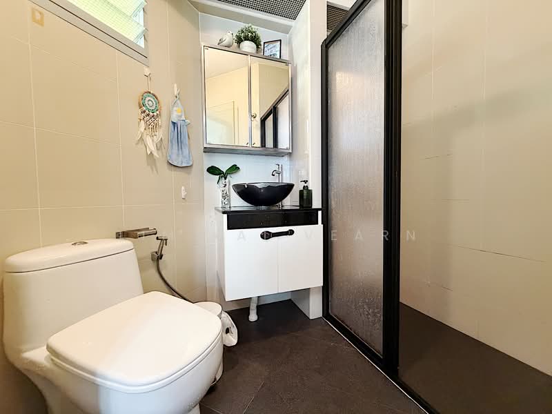 195B Punggol Road, 195B Punggol Road, 3 Bedrooms, 969 sqft, HDB Flat For Sale, by Lim Kai Vearn, 500138561 - Bathroom - PropertyGuru.com.sg