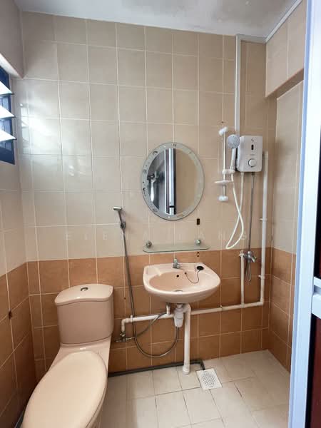 302 Ubi Avenue 1, 302 Ubi Avenue 1, 2 Bedrooms, 689 sqft, HDB Flat For Sale, by Elena Pang, 500138573 - Bathroom - PropertyGuru.com.sg
