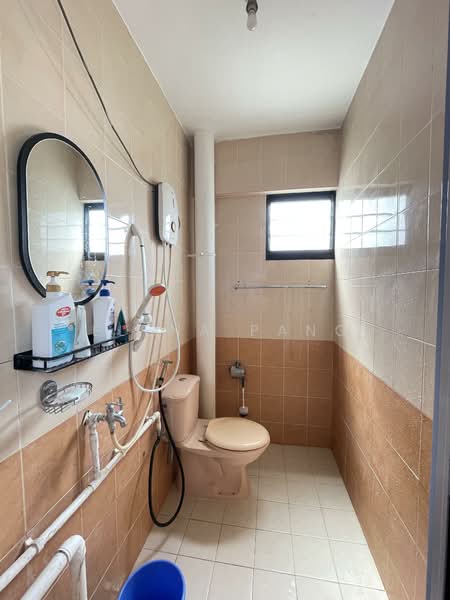 302 Ubi Avenue 1, 302 Ubi Avenue 1, 2 Bedrooms, 689 sqft, HDB Flat For Sale, by Elena Pang, 500138573 - Bathroom - PropertyGuru.com.sg