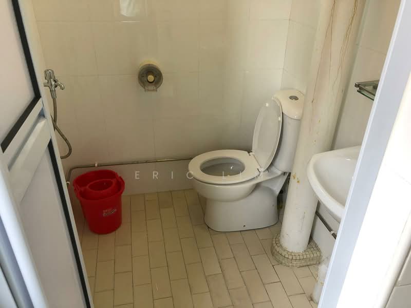 252 Hougang Avenue 3, 252 Hougang Avenue 3, 2 Bedrooms, 721 sqft, HDB Flat For Sale, by Eric Lim, 500138582 - Bathroom - PropertyGuru.com.sg