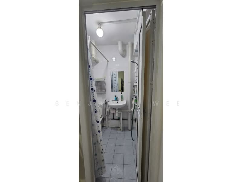 136 Bukit Batok West Avenue 6, 136 Bukit Batok West Avenue 6, 3 Bedrooms, 1,001 sqft, HDB Flat For Sale, by Benjamin Wee, 500138587 - Bathroom - PropertyGuru.com.sg