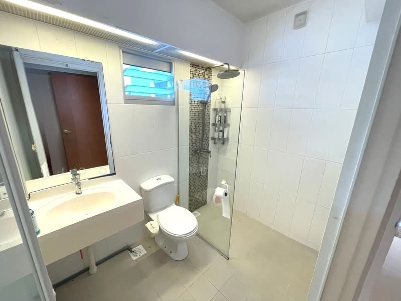 524A Tampines Central 7, 524A Tampines Central 7, 3 Bedrooms, 1,216 sqft, HDB Flat For Rent, by Loo Jia Bin (Jo), 500138600 - Bathroom - PropertyGuru.com.sg