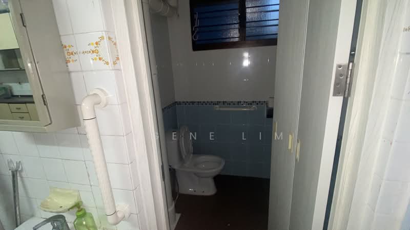 341 Clementi Avenue 5, 341 Clementi Avenue 5, 2 Bedrooms, 721 sqft, HDB Flat For Sale, by Eugene Lim, 500138629 - Bathroom - PropertyGuru.com.sg