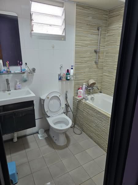 487B Choa Chu Kang Avenue 5, 487B Choa Chu Kang Avenue 5, 3 Bedrooms, 1,001 sqft, HDB Flat For Sale, by Kenny Lee, 500138647 - Bathroom - PropertyGuru.com.sg