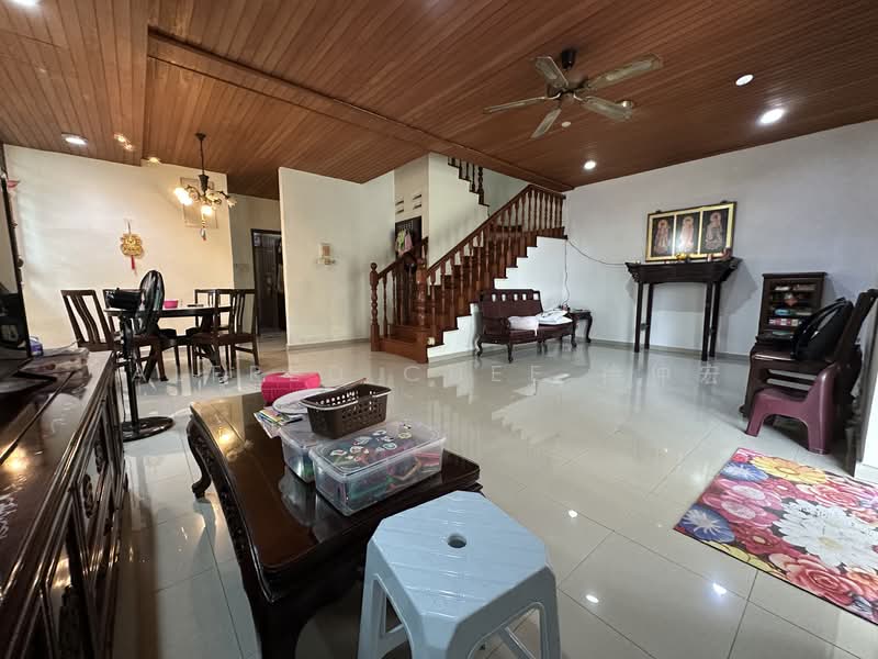 Chip Thye Garden, Yio Chu Kang Gardens, 5 Bedrooms, 2,500 sqft, Terraced House For Rent, by Alfred Chee 徐仲宏, 500138670 - Living Room - PropertyGuru.com.sg