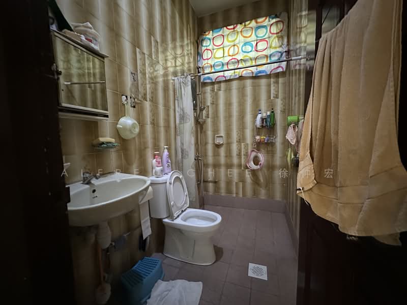 Chip Thye Garden, Yio Chu Kang Gardens, 5 Bedrooms, 2,500 sqft, Terraced House For Rent, by Alfred Chee 徐仲宏, 500138670 - Level 1 Common Bathroom - PropertyGuru.com.sg