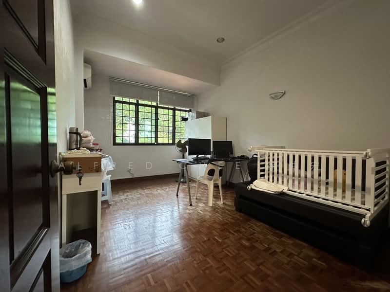 Chip Thye Garden, Yio Chu Kang Gardens, 5 Bedrooms, 2,500 sqft, Terraced House For Rent, by Alfred Chee 徐仲宏, 500138670 - Level 2 Bedroom 1 - PropertyGuru.com.sg