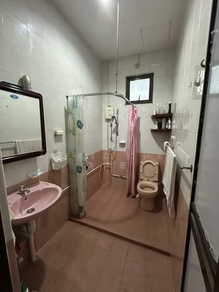 Chip Thye Garden, Yio Chu Kang Gardens, 5 Bedrooms, 2,500 sqft, Terraced House For Rent, by Alfred Chee 徐仲宏, 500138670 - Level 2 Common Bathroom - PropertyGuru.com.sg