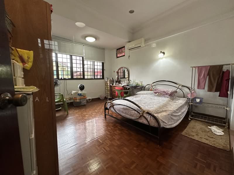 Chip Thye Garden, Yio Chu Kang Gardens, 5 Bedrooms, 2,500 sqft, Terraced House For Rent, by Alfred Chee 徐仲宏, 500138670 - Level 2 Master Bedroom - PropertyGuru.com.sg