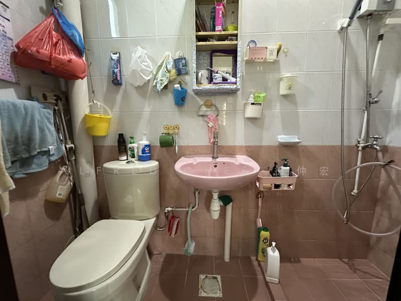 Chip Thye Garden, Yio Chu Kang Gardens, 5 Bedrooms, 2,500 sqft, Terraced House For Rent, by Alfred Chee 徐仲宏, 500138670 - Level 2 Master Bathroom - PropertyGuru.com.sg