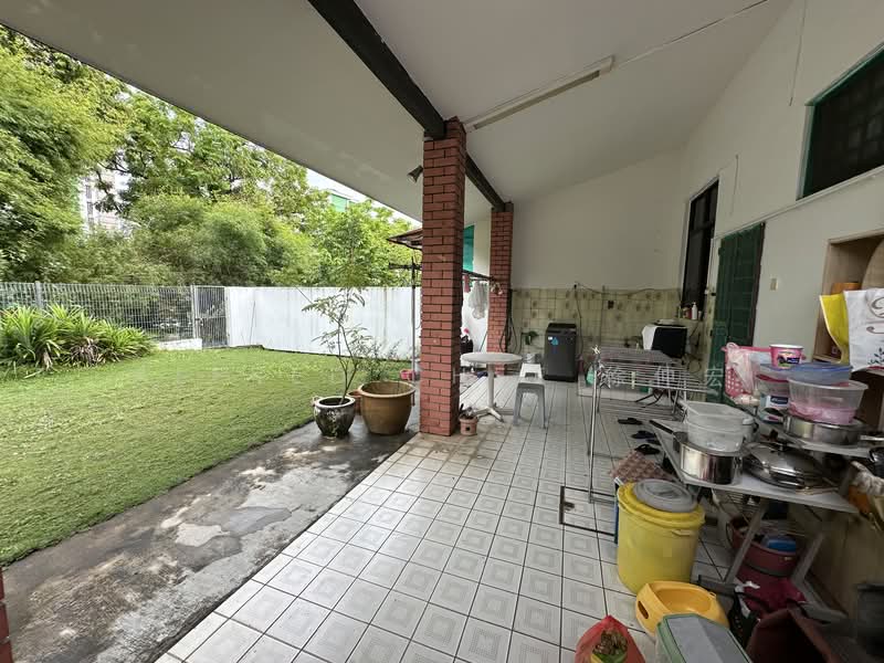 Chip Thye Garden, Yio Chu Kang Gardens, 5 Bedrooms, 2,500 sqft, Terraced House For Rent, by Alfred Chee 徐仲宏, 500138670 - Back Yard - PropertyGuru.com.sg