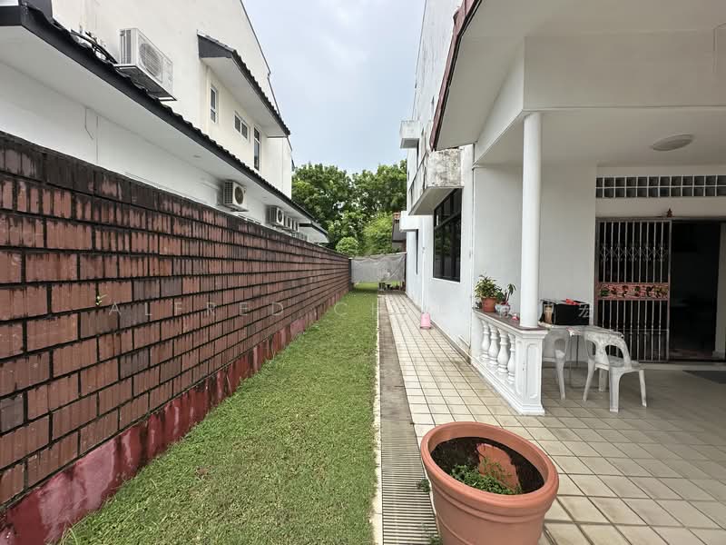 Chip Thye Garden, Yio Chu Kang Gardens, 5 Bedrooms, 2,500 sqft, Terraced House For Rent, by Alfred Chee 徐仲宏, 500138670 - Side Garden - PropertyGuru.com.sg