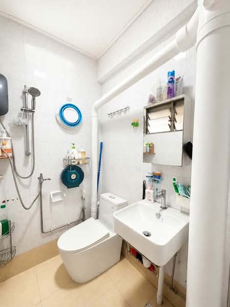235 Yishun Street 21, 235 Yishun Street 21, 3 Bedrooms, 1,076 sqft, HDB Flat For Sale, by Joey Ng, 500138692 - Bathroom - PropertyGuru.com.sg