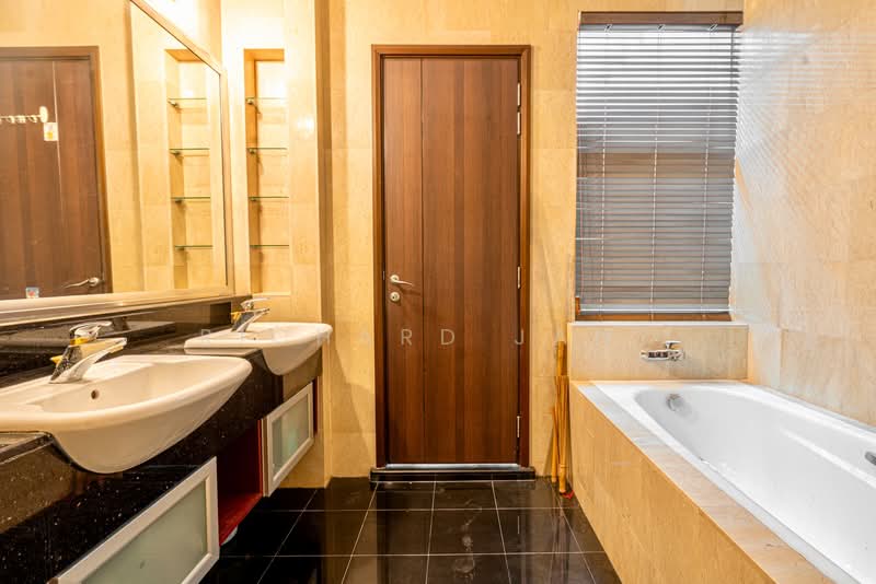 The Springside, 20 Springside Walk, 5 Bedrooms, 3,348 sqft, Corner Terrace For Sale, by Richard Jany, 500138715 - Bathroom - PropertyGuru.com.sg