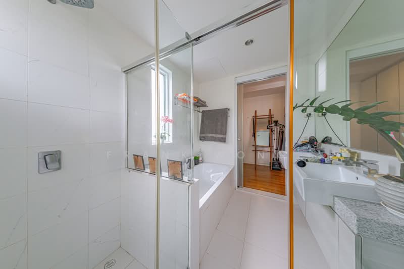 C.H.E.A.P. Well Kept. Move in Corner Terrace. Near Future MRT., Pavilion, 6 Bedrooms, 3,000 sqft, Corner Terrace For Sale, by Frank Wong, 500138727 - Bathroom - PropertyGuru.com.sg